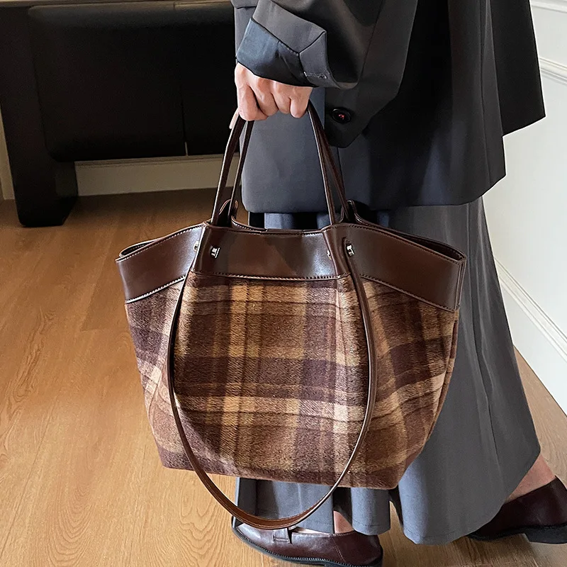 

2025 Autumn Winter Leopard Tote Bag, Spacious Shoulder Purse for Women, Fashion Commuter Bucket, Chic Day to Night Bag