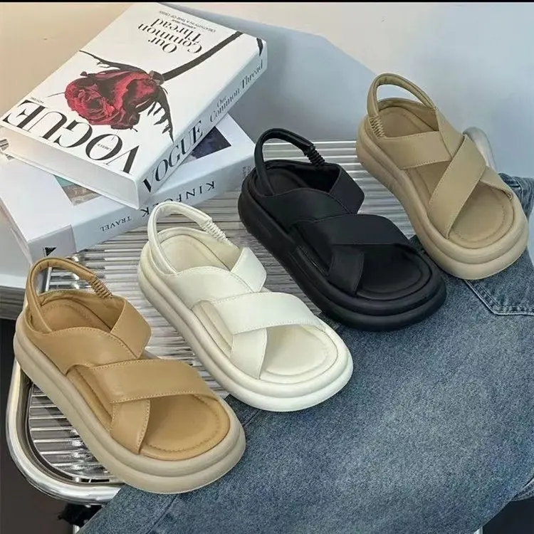 Bocca superficiale sandalo da spiaggia donna croce di lusso 2024 abito estivo femminile beige punta aperta scarpe da donna zoccoli con tacco comfort