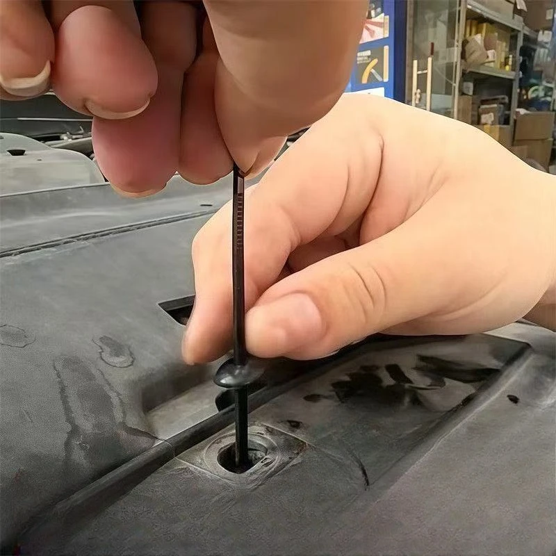 Cable tie buckle fixed through the core nail cable tie buckle mudguard fender inner lining trunk buckle