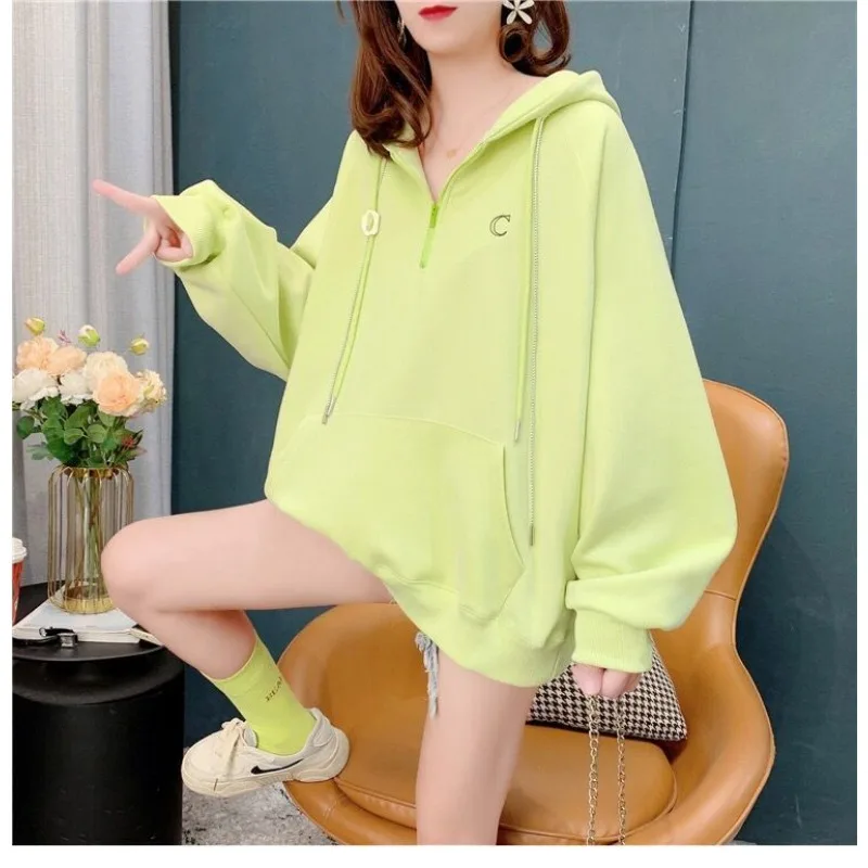 秋の韓国スタイルの女性向けデザインレター刺繍フード付きスウェットシャツ、ゆったりとした怠惰なスタイルの万能トップス