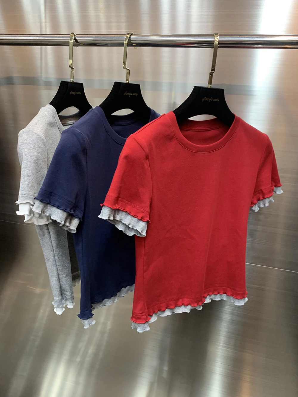 

Летняя повседневная футболка 2025 года с коротким рукавом, приталенная, с круглым вырезом, из влагоотводящего хлопка, с молодежным принтом и декоративными вставками.