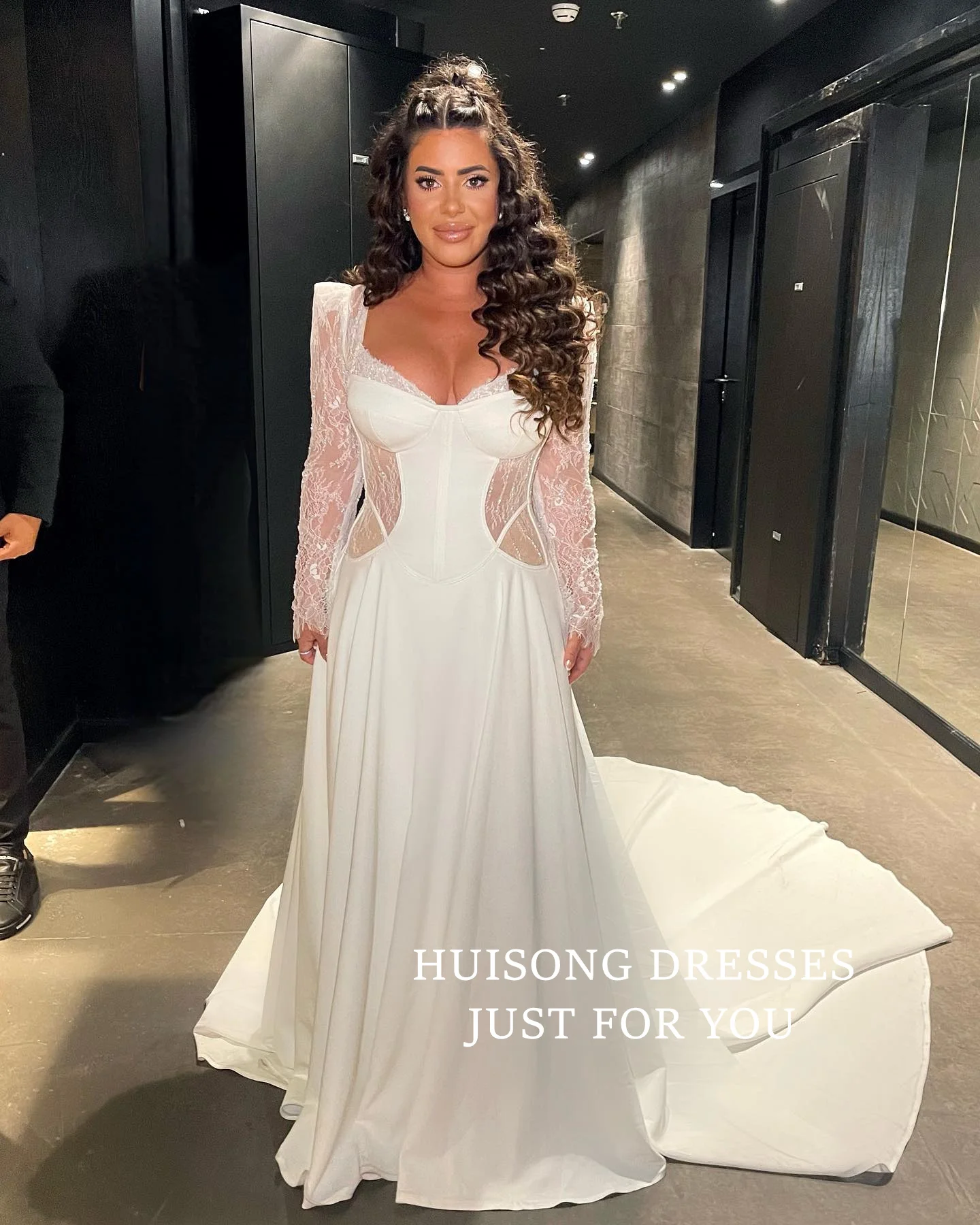 

HUISONG Customized Women's Wedding Gowns Satin Wedding Dresses Lace Appliques Long Sleeves A-Line Beach Bridal Gown שמלת כלה