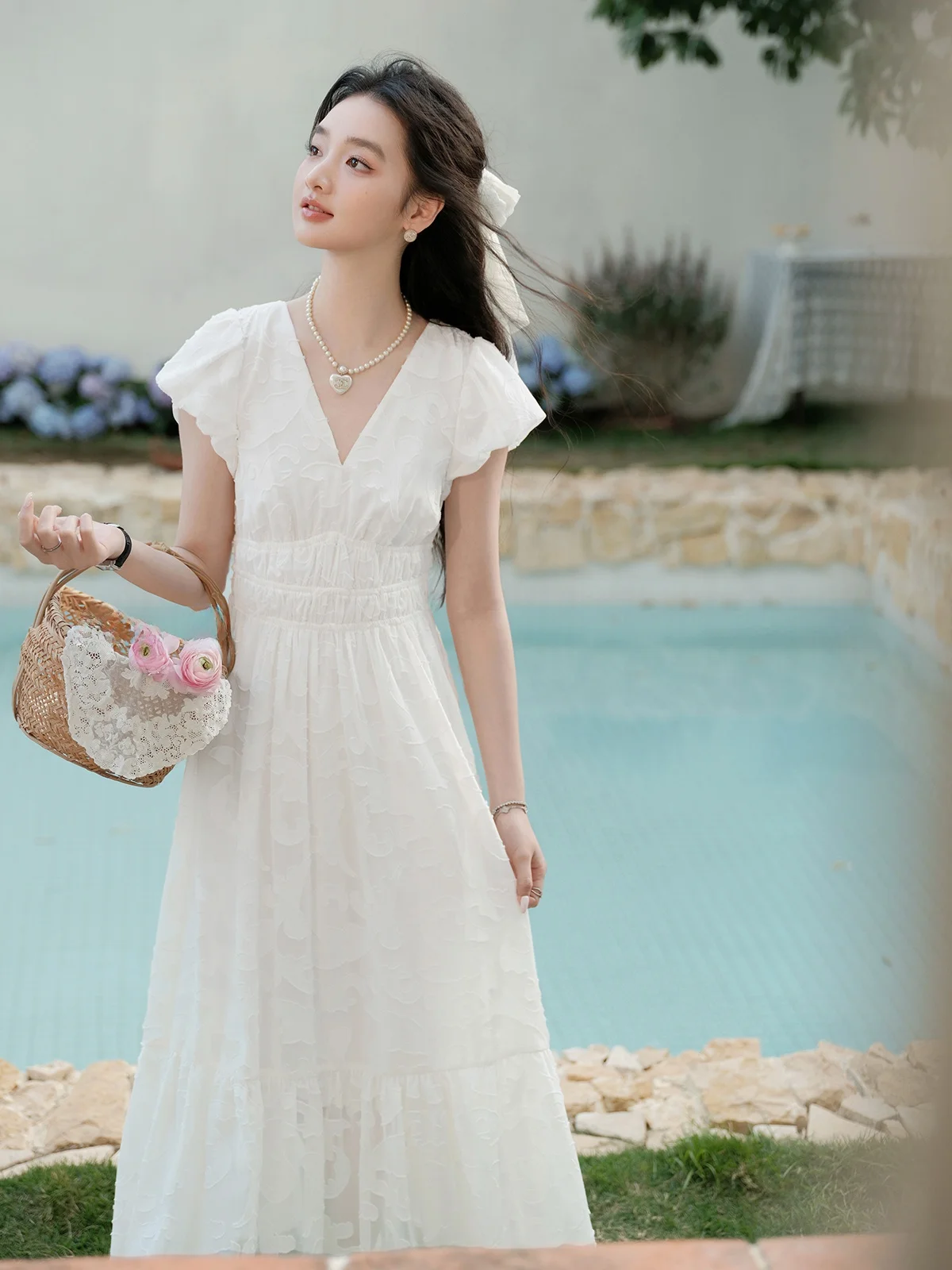 

Летнее женское платье миди А-силуэта с V-образным вырезом, приталенное, в стиле минимализм, с абрикосовым оттенком