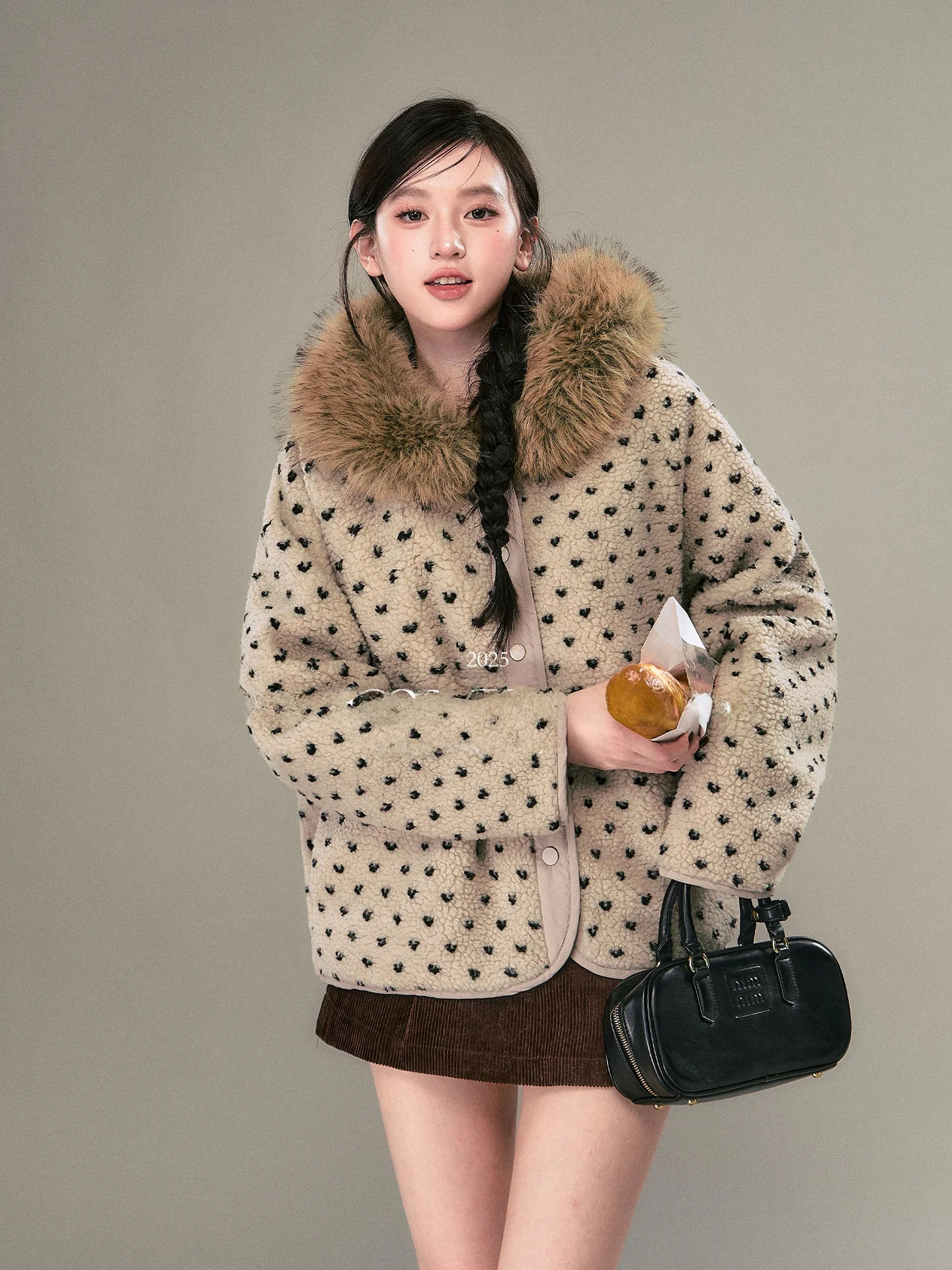 

OIOI E Осенне-зимнее пальто с текстурой в горошек, женское, свободного кроя, короткая верхняя одежда с длинными рукавами и застежкой на пуговицах