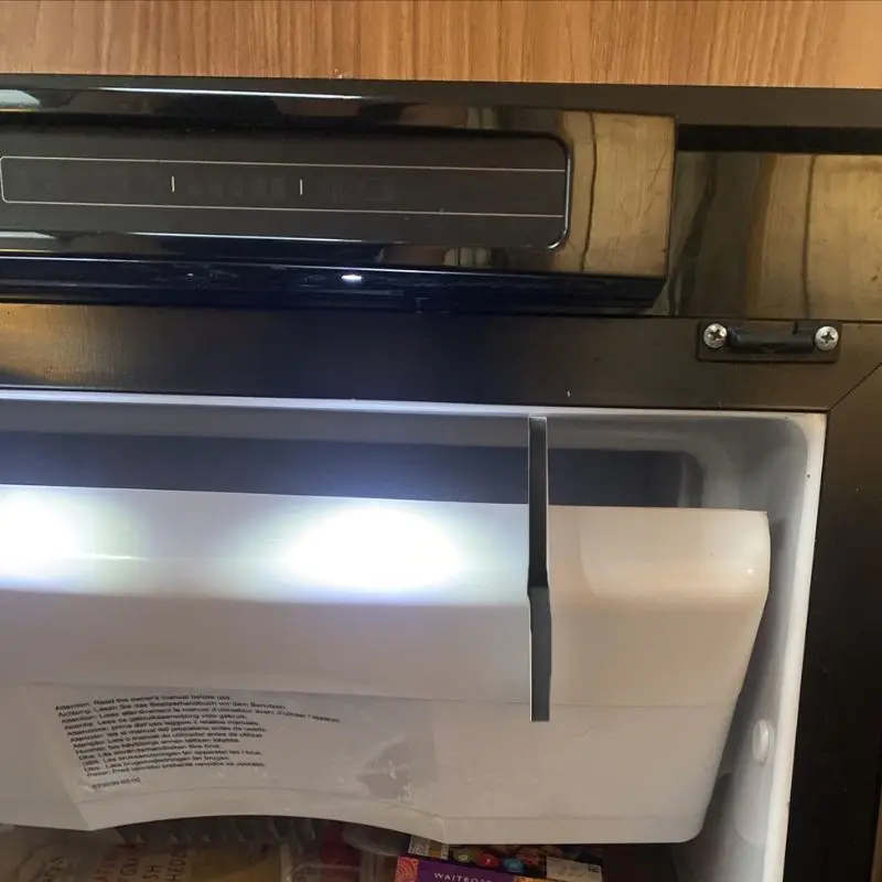 RV冷凍庫ドアストッパー、モールドデザインと空気循環システム搭載、頑丈な黒色のドアウェッジ、RVキャラバンキャンピングカー冷蔵庫用