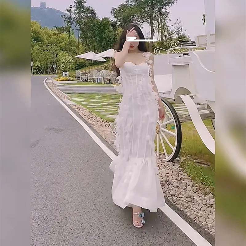 

Элегантное летнее платье миди с длинными белыми перьями и цветочным узором, без бретелек, с V-образным вырезом, завышенной талией, А-силуэт, для отпуска