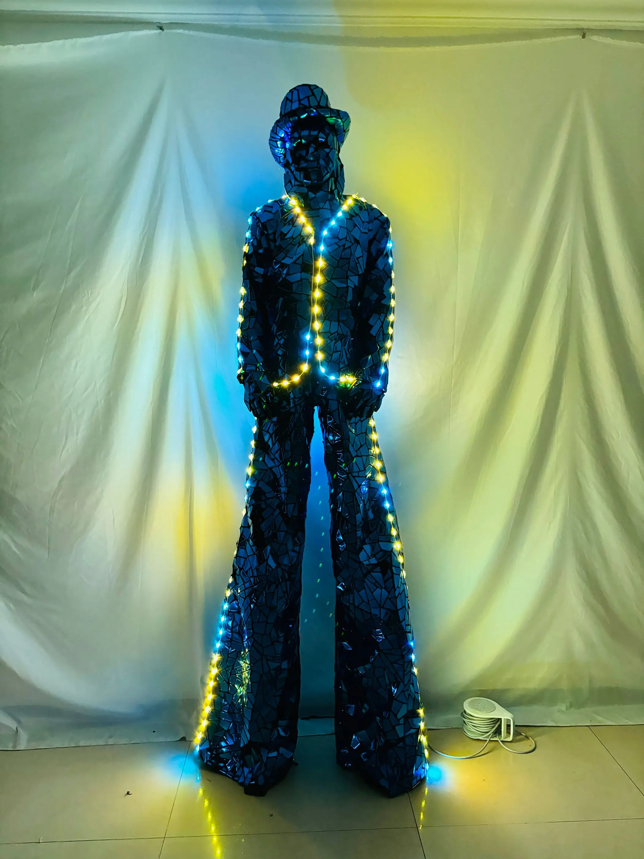 New Full Color fault Mirror LED Robot Suit Costume Clothes Stilts Walker Costume LED Lights Stage Show