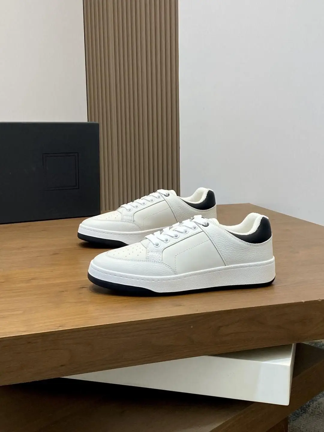Unisex Vintage White Casual Sneakers Black Contrast Heel Panel Perforated Toe Cap Warm Plush Inner Lace Up Two-tone Outsole Street Footwear