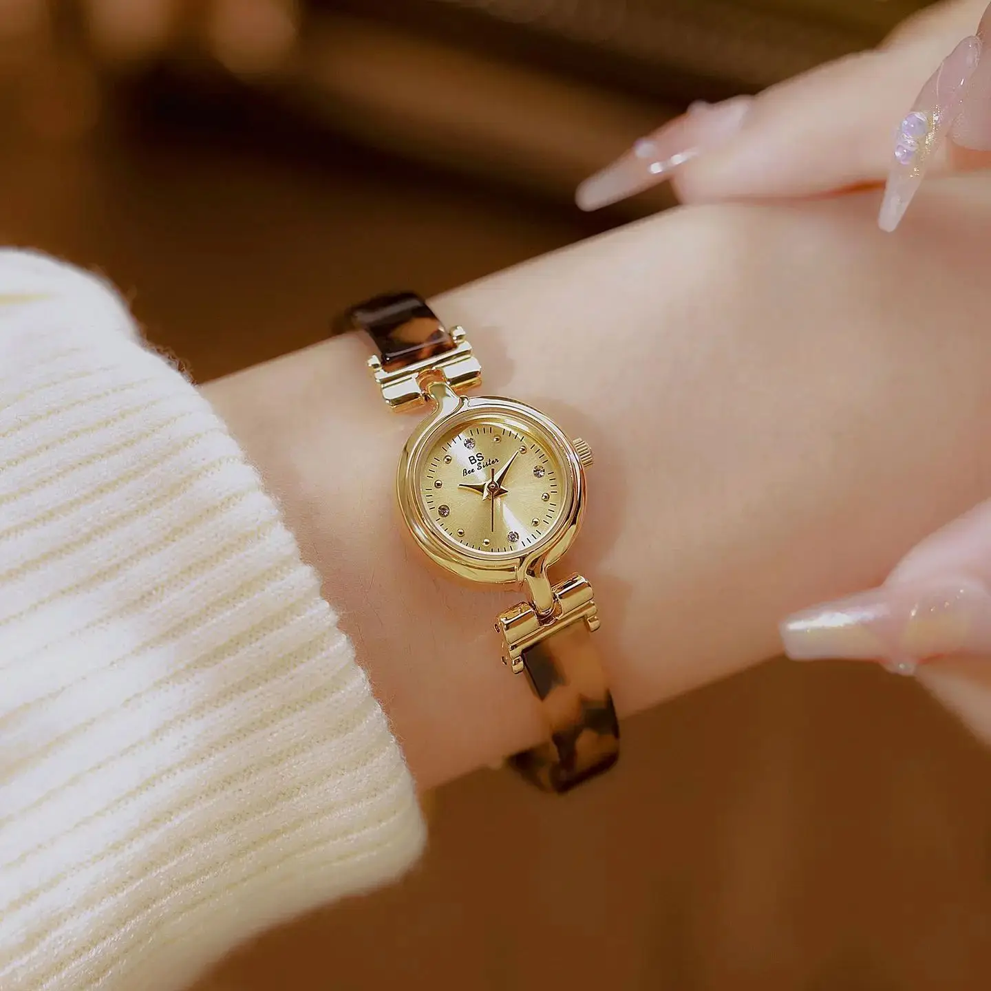 고품질 숙녀 시계 수지 방수 팔찌 손목 시계 여성을위한 프랑스어 우아한 빈티지 시계 선물 2025 새로운