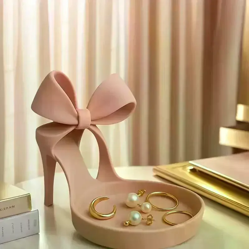 

Держатель для ювелирных изделий на высоком каблуке с 3D-печатью — элегантный поднос для украшений в форме обуви с украшением в виде банта, держателем для колец и функцией хранения