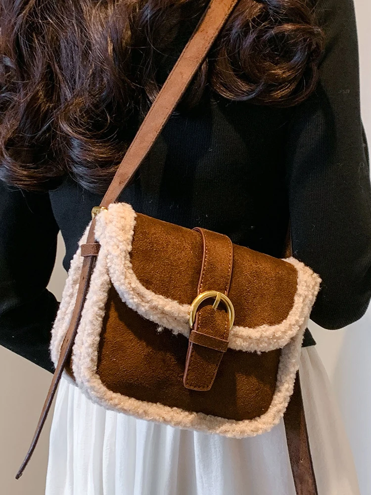 Minibolso cuadrado de empalme peludo para mujer, bolsa de hombro de ante, versátil, Vintage, a la moda, para otoño e invierno, 2023