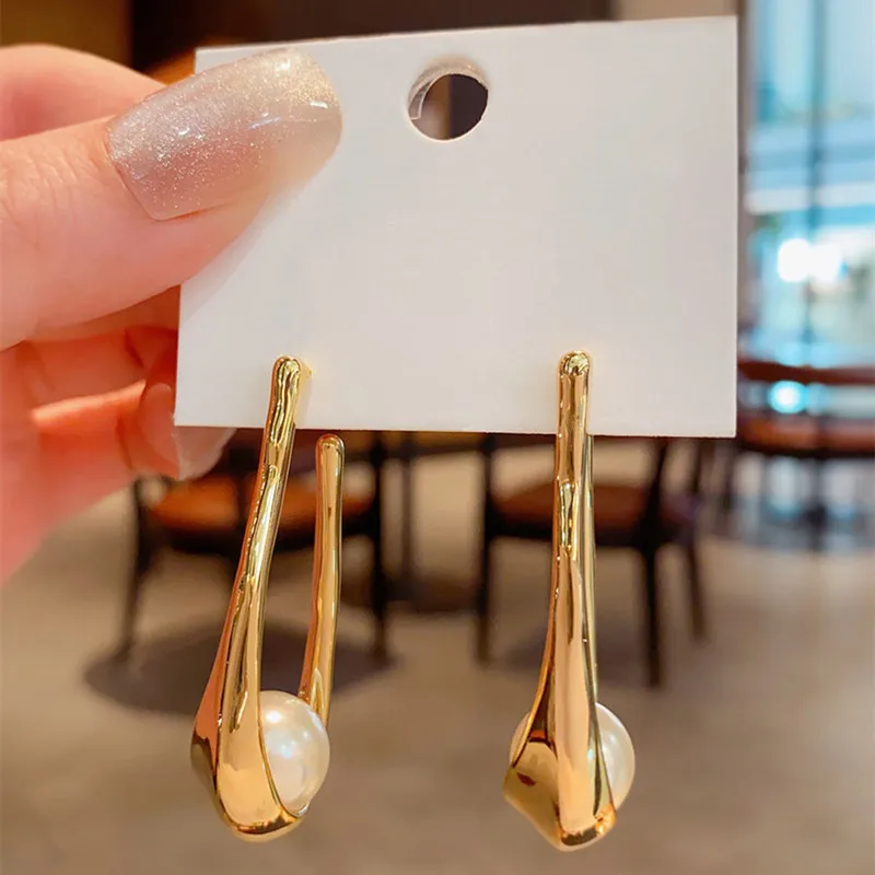 2024 Luxury fashion Gold Color Unique Earrings Shell Pearl Hollow Drop Earrings Women Party Engagement Vintage Fashion Jewelry