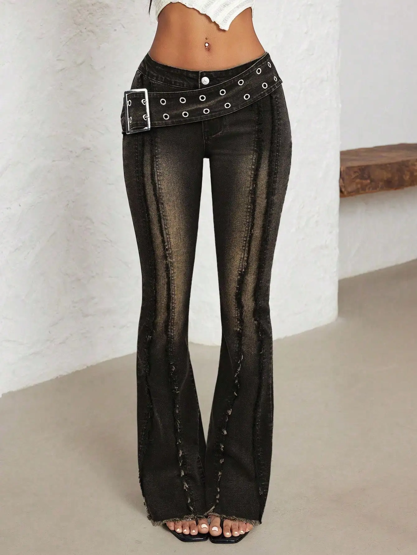 

Женские джинсы с низкой талией, рваные, расклешенные, с поясом и люверсами