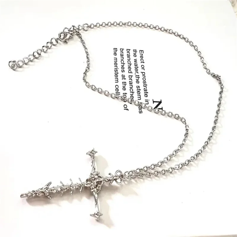 قلادة متقاطعة من الفولاذ المقاوم للصدأ - مجوهرات على شكل عظمة قوطية