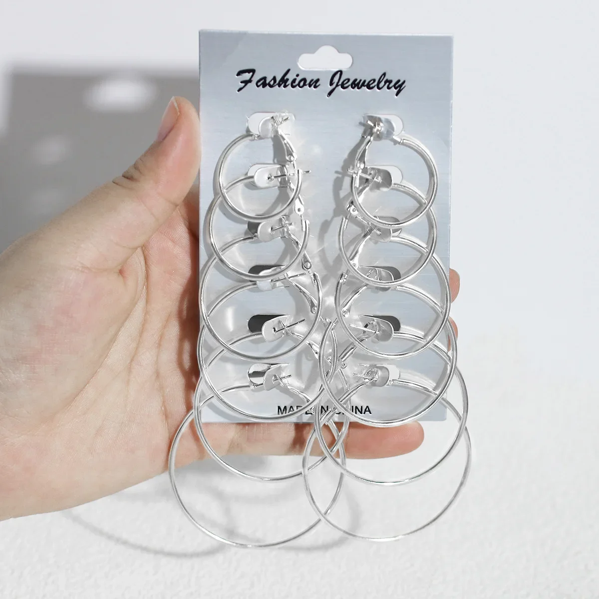 مجموعة من 6 أزواج من الأقراط المعدنية ذات اللون الذهبي الكبير من Hyperbole للنساء