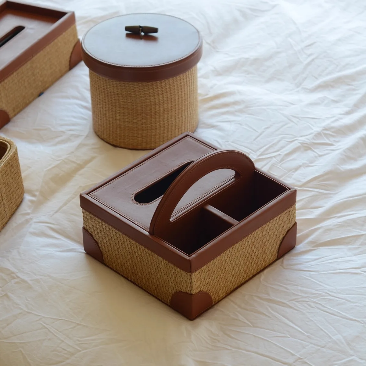 

Natural Seagrass Leather Tissue Box Handwoven Wicker Napkin Holder Elegant French Nordic Style Home Decor Desktop Storage Box