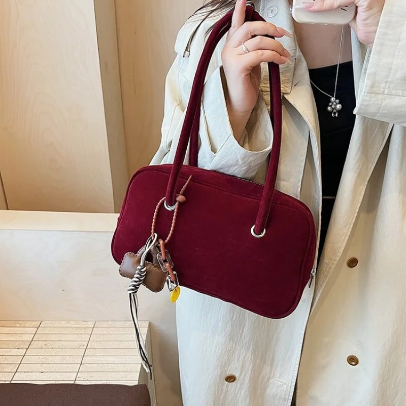 

Fashionable Ladies Messenger Bag Made Of Premium Leather Boasting Paris Style And Casual Vintage Neat Look ​