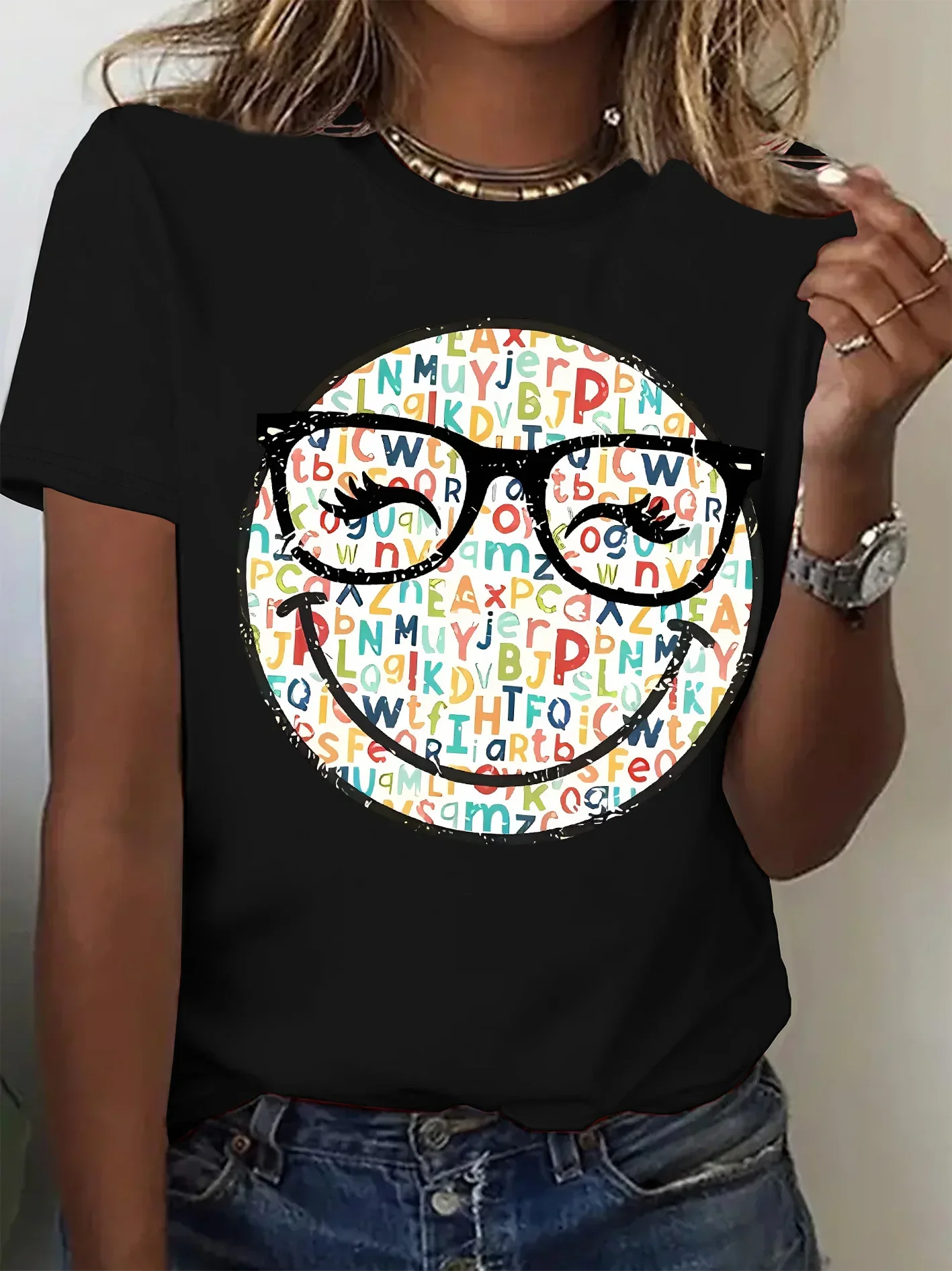 

Женская повседневная футболка с графическим принтом, топ с короткими рукавами и круглым вырезом, яркий красочный дизайн с улыбкой на лице для летней комфортной футболки