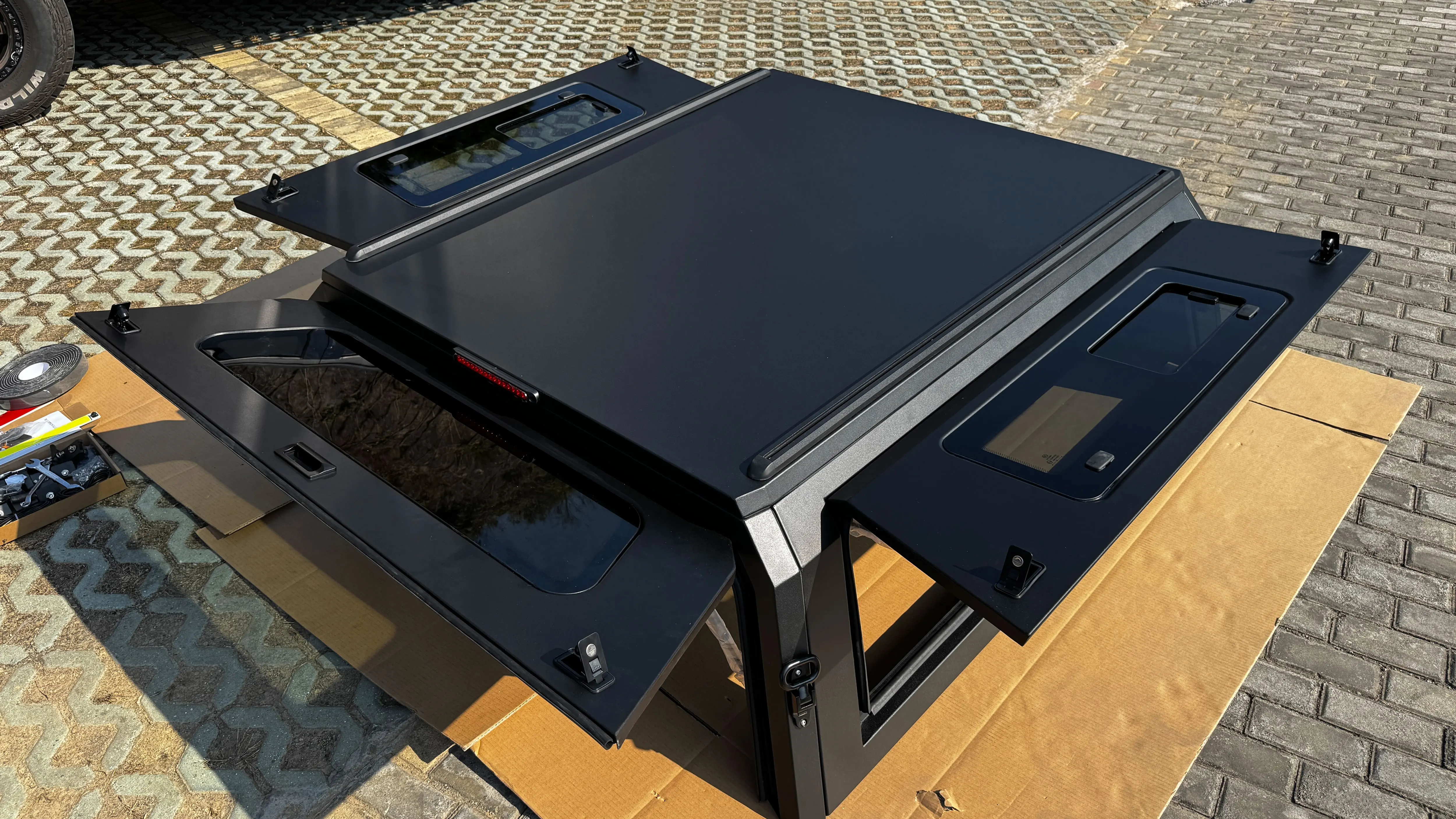 Wholesale Retractable Locking Waterproof Aluminum Alloy Hardtop Canopy Cover for Pickup Trucks with 300KGS Capacity