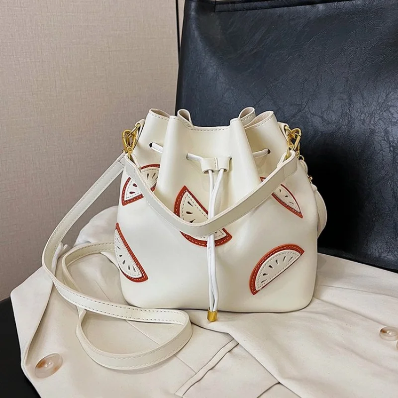 

Мягкая сумка-хобо из нубука для женщин. Бархатистая сумка через плечо в дизайнерском стиле с напуском силуэтом.