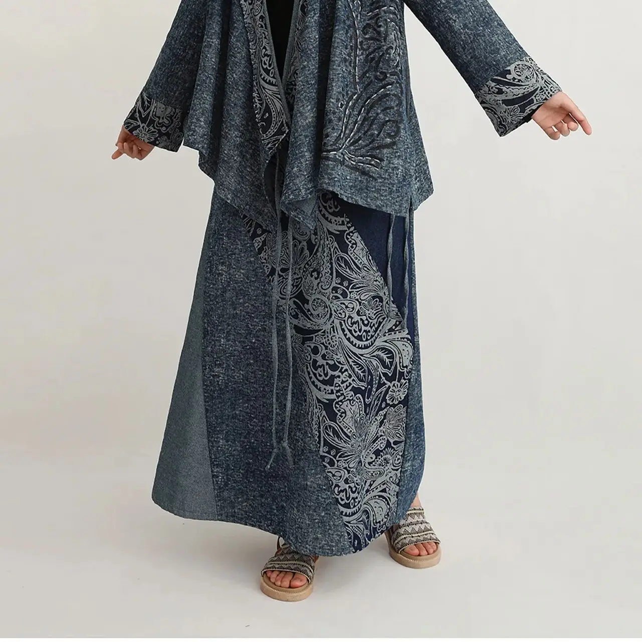 

LZJN new autumn collection features a color-blocking patchwork denim maxi skirt with vintage prints and a fashionable design.