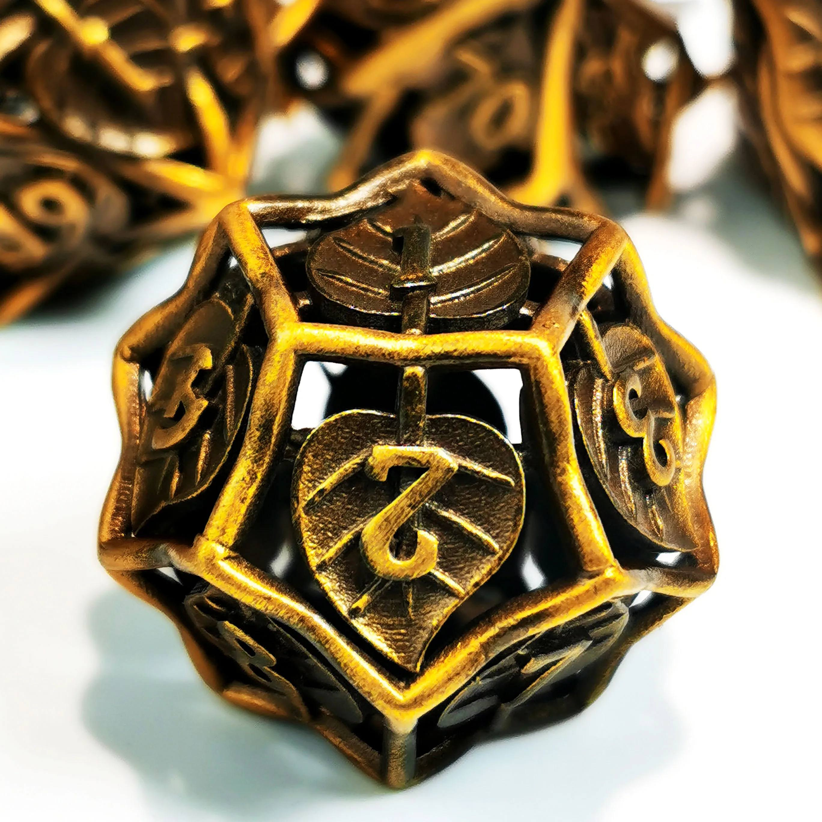 ダンジョンドラゴン用の金メッキ金属ダイスセット,亜鉛合金,多面体ダイス,rpgおよび卓上ゲーム,7個