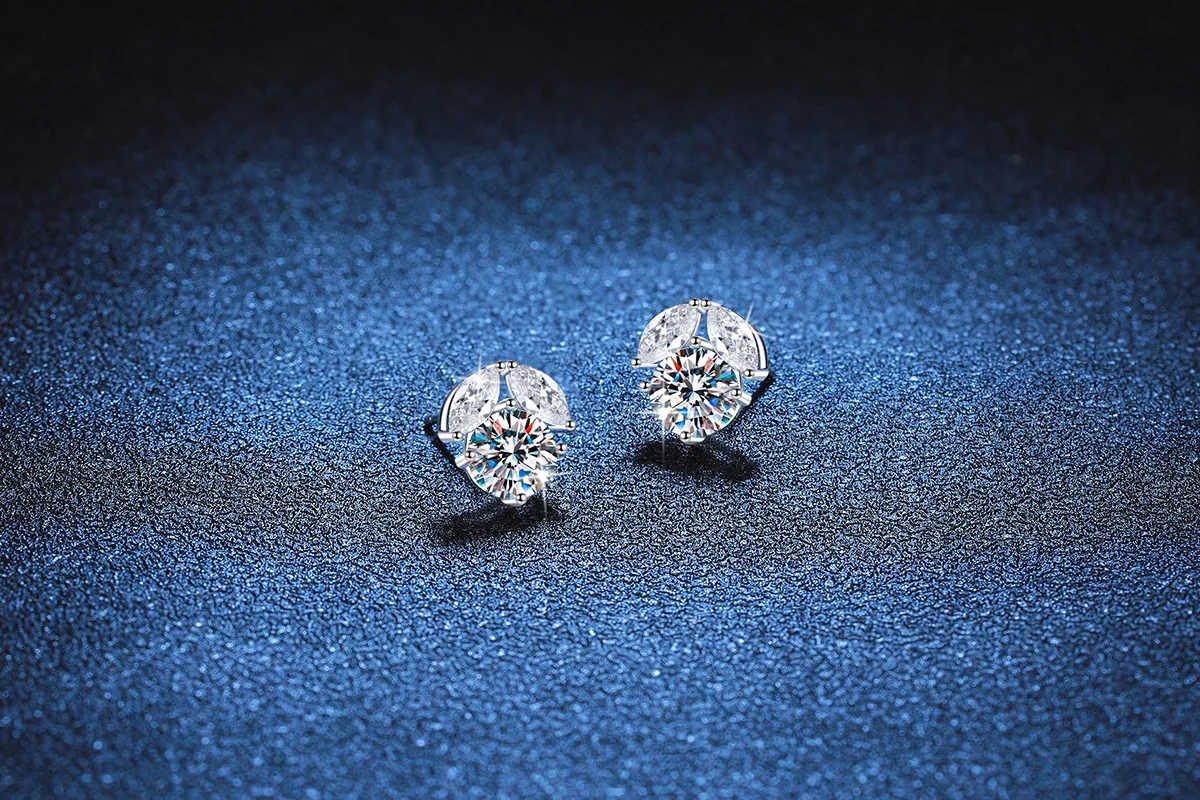 LioraGem Women’s Leaf-shaped Flower Four-prong Moissanite Stud Earrings, D Color 1-carat Moissanite Studs Platinum PT950 Stamp