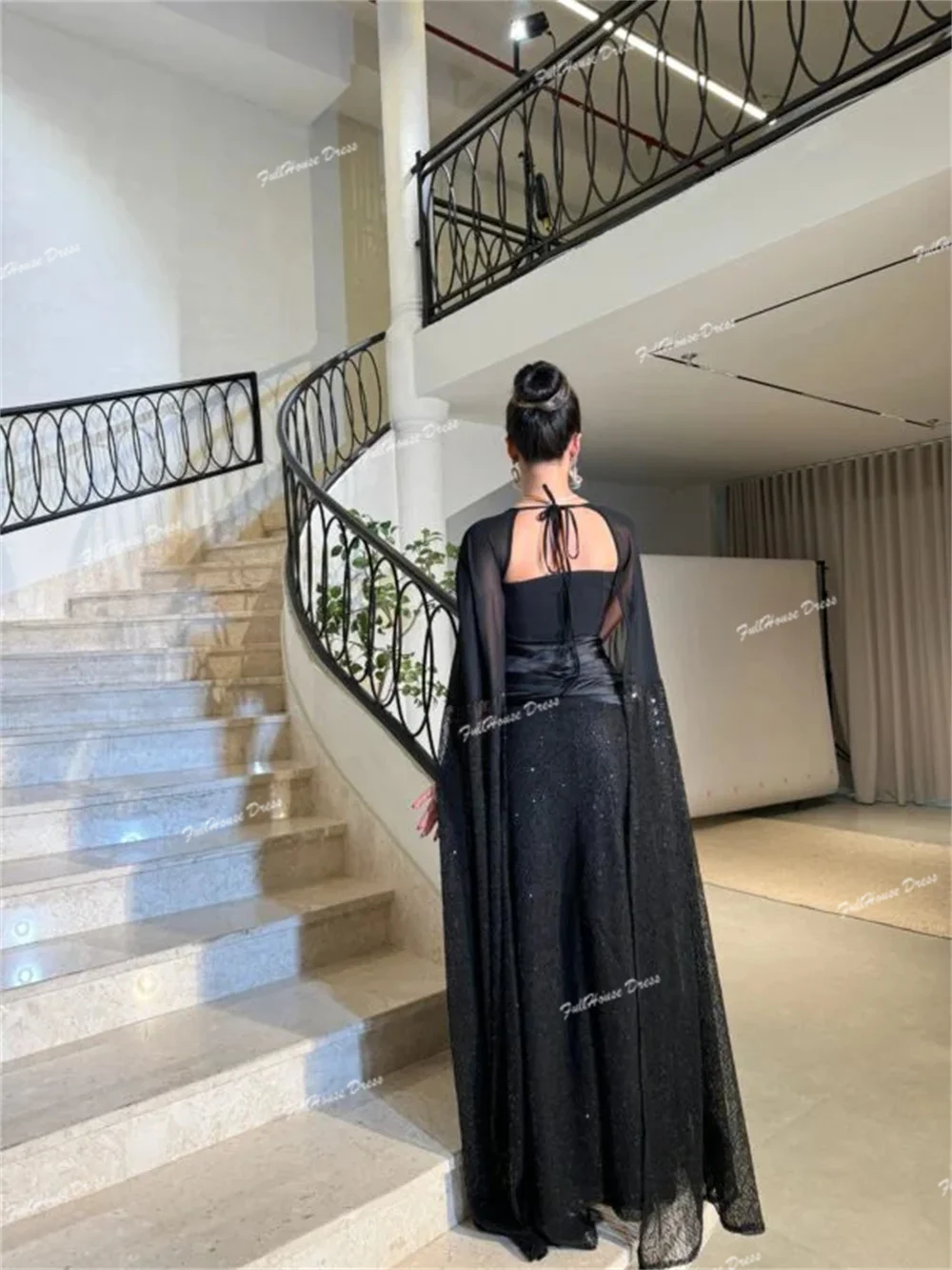 ชุดราตรีทรงเรือแบบสั่งตัดพิเศษ คอปกจีบแบบซาอุดิ แขนกุด ยาวกรอมพื้น ประดับด้วยลูกปัดและเลื่อม พร้อมผ้าคลุม