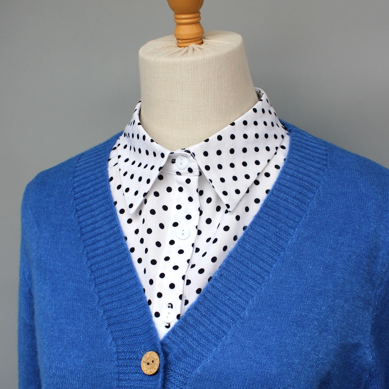 Polka-Dot-Kragen für Hemden. Es kann als dekoratives Element für Hemden, Pullover und Sweatshirts im Frühling und Sommer verwendet werden. – Detail 3