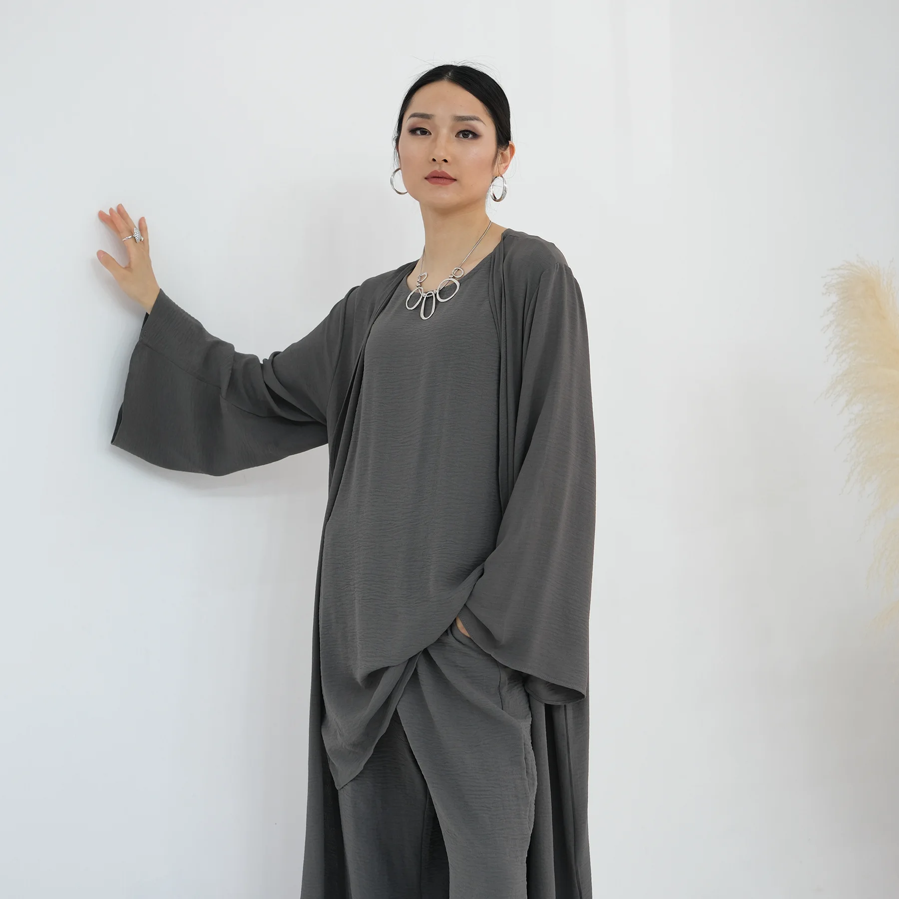 

Комплект из 3 предметов: мусульманский скромный кардиган для женщин, платье-абайя в стиле Дубай, исламское однотонное турецкое пальто, топ и брюки, костюм для Ид