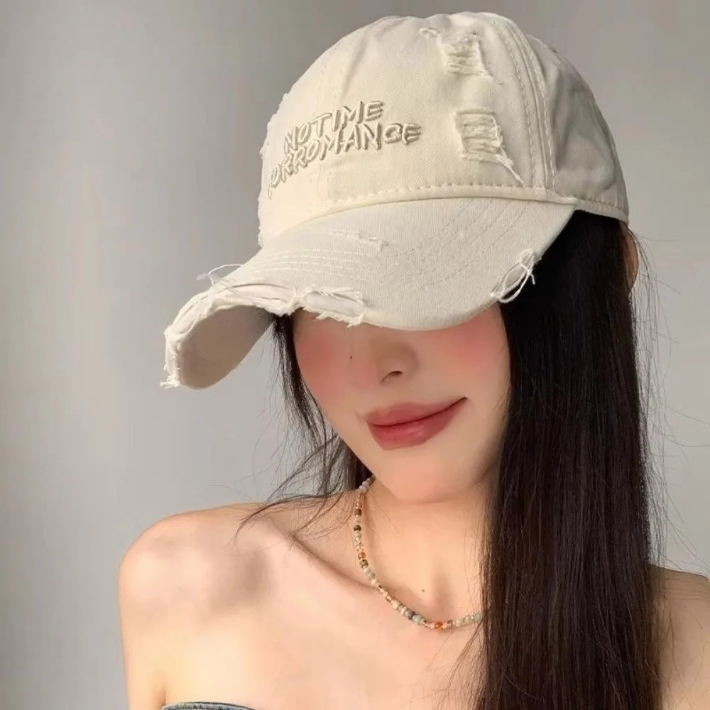 Gorra de béisbol rasgada ajustable con agujeros bordados del alfabeto coreano gorra con visera de algodón lavada gorra de béisbol con letras para adolescentes