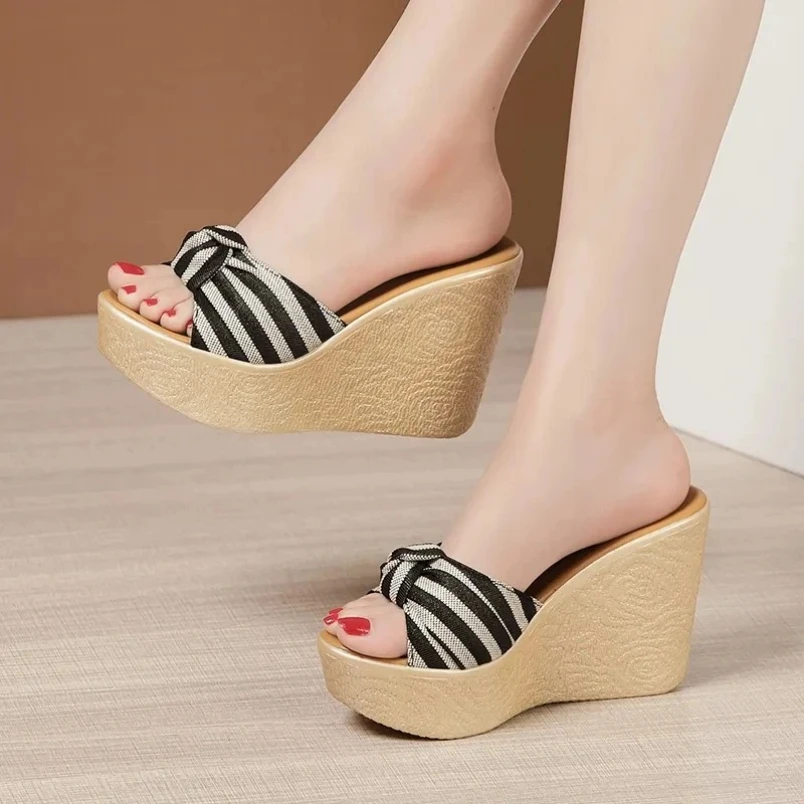 

2025/Повседневная пляжная обувь на платформе с бантом в полоску, размер 32–43, женские шлепанцы, летние шлепанцы на танкетке на высоком каблуке