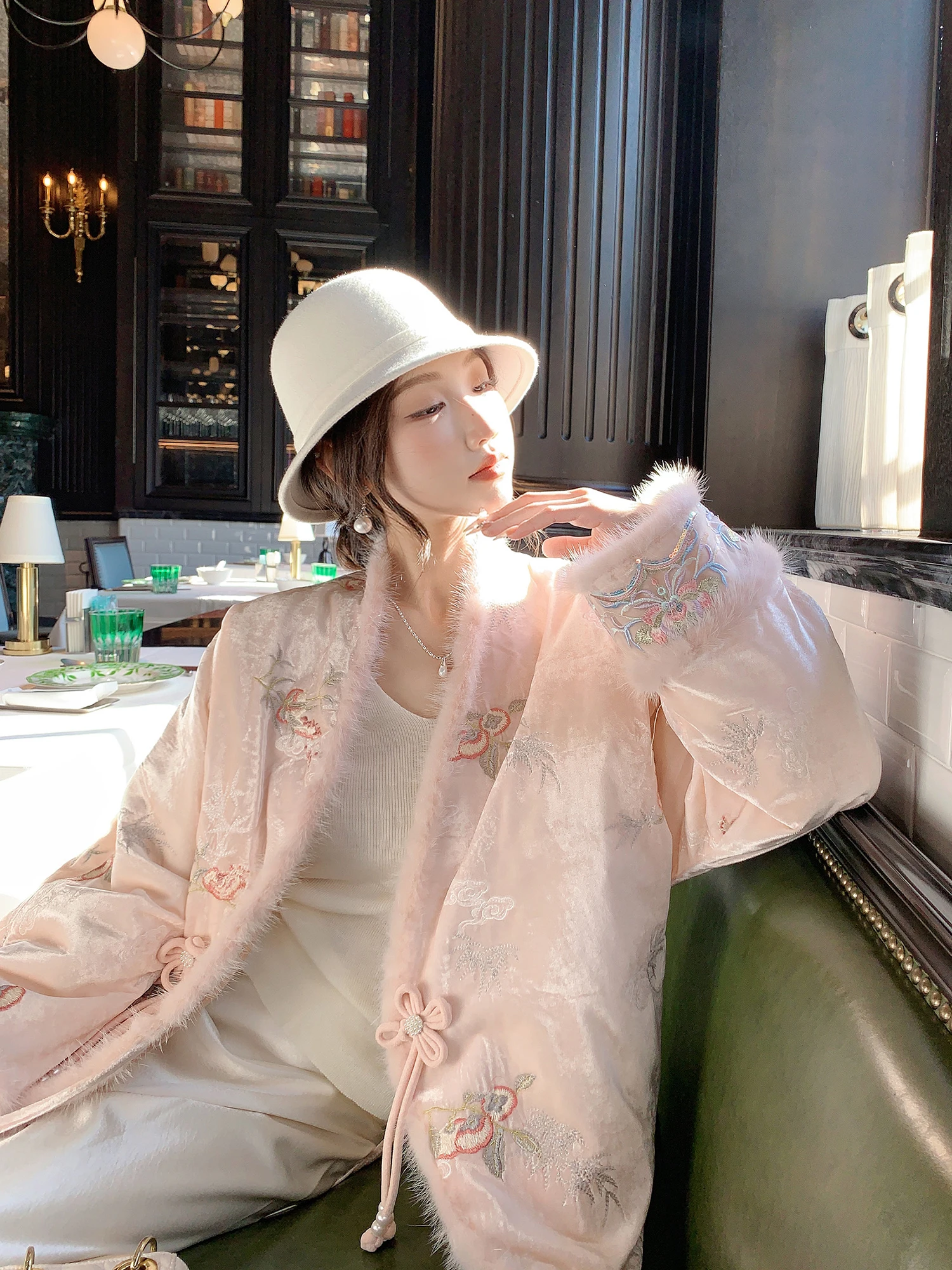 

Новая китайская женская пуховая куртка с тяжелой вышивкой, модная зимняя верхняя одежда, комфортная и теплая, с рукавами-колокол.