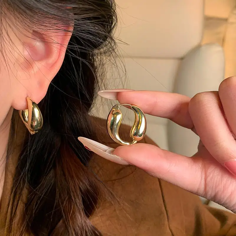Korean Fashion Gold Color U Earrings For Women Metal Earing Jewelry 2025 Trending New Vintage Silver Color Oval Hoop Earrings A1
