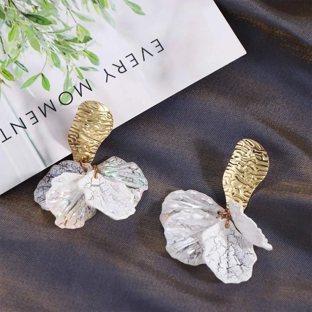 

Trendy Flower Petal Drop Earrings Temperament White Shell Dangle Earrings Sweet Alloy Crack Shell Pendant Earring Women