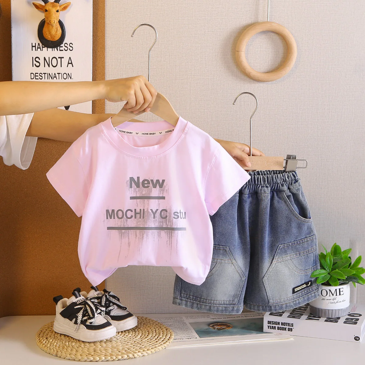 بدلة كورية للأولاد بأكمام قصيرة 2026 صيف جديد غير رسمي التعادل صبغ رسالة مطبوعة تي شيرت بلايز والسراويل قطعتين مجموعة ملابس الأولاد