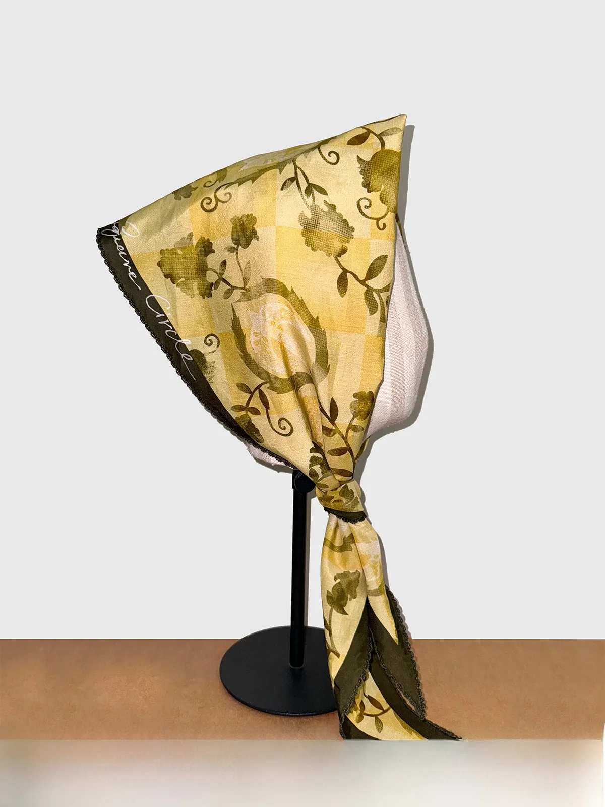 Echarpe-en-soie-et-coton-a-motif-losanges-grande-taille-motif-cactus-fleur-d'hirondelle-doree