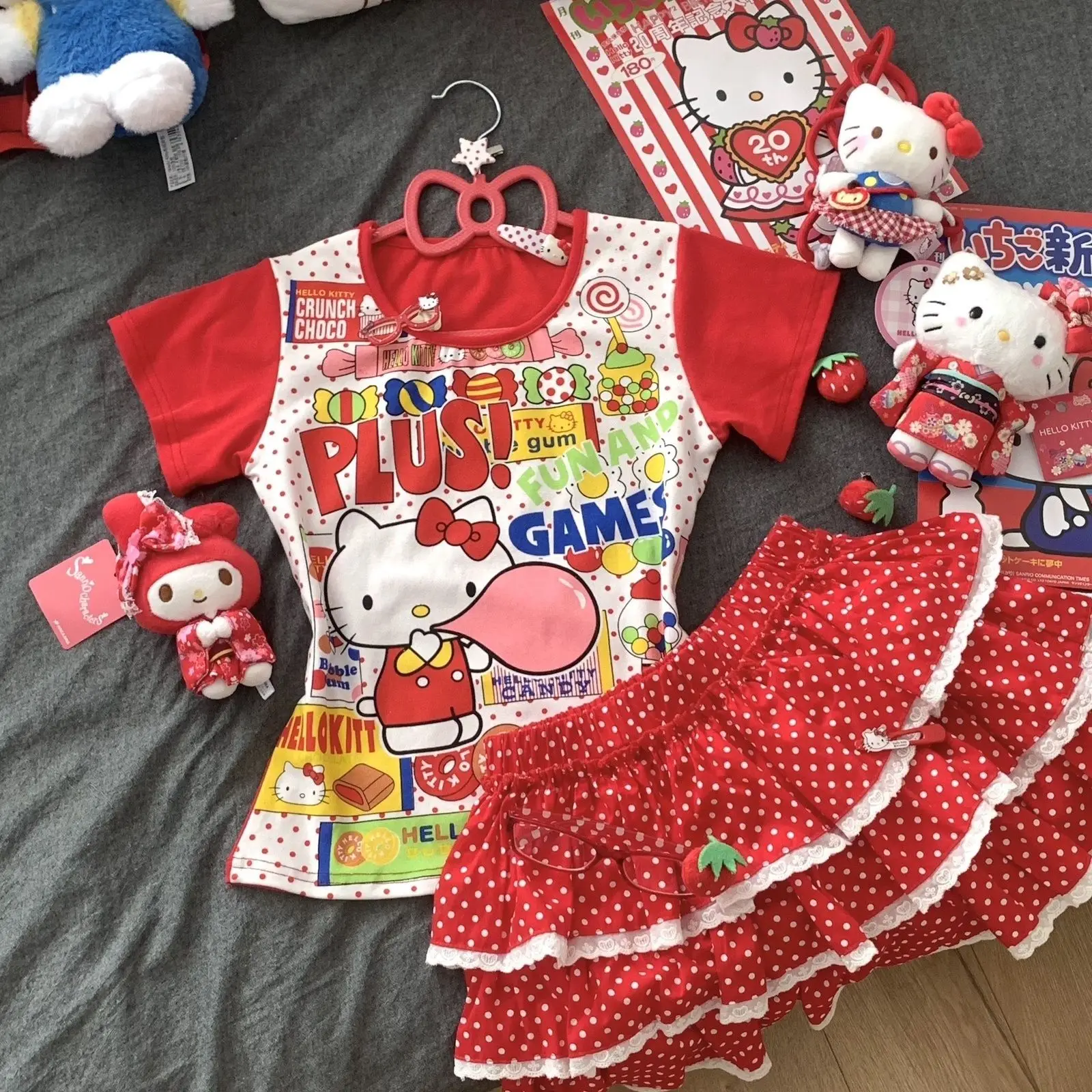 

Комплект одежды Kawaii Hello Kitty для девочек, летняя футболка с принтом, красная юбка в горошек с рюшами, комплект из 2 предметов, милый детский наряд для малышей, новый, с мультяшным рисунком