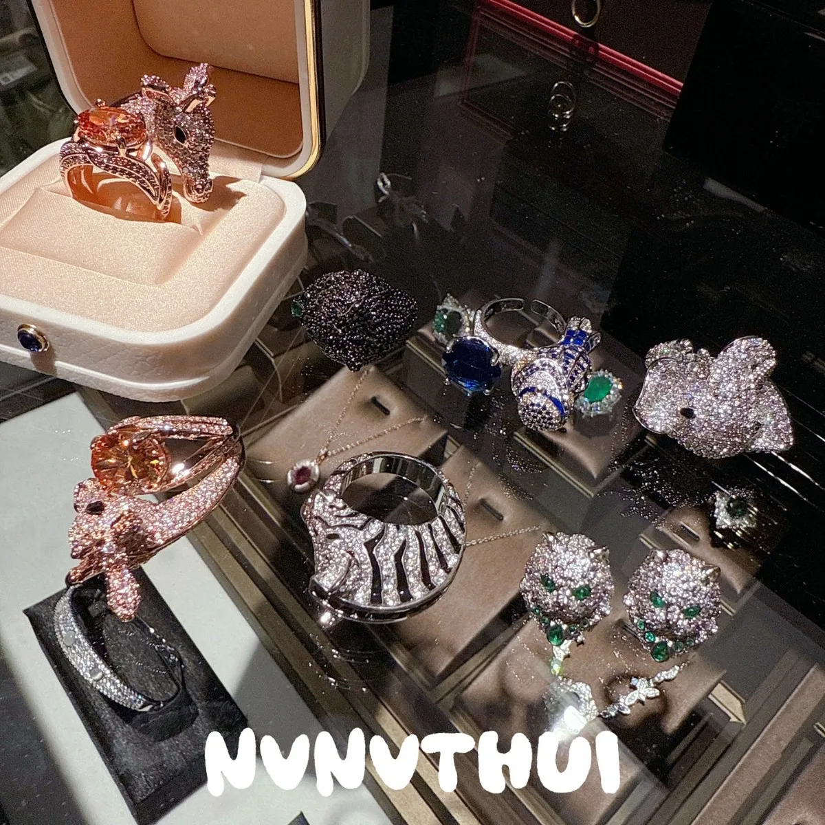 

Кольцо из серебра 925 пробы с позолотой, инкрустированное высокоуглеродистым бриллиантом и эмалью, в виде зебры или оленя