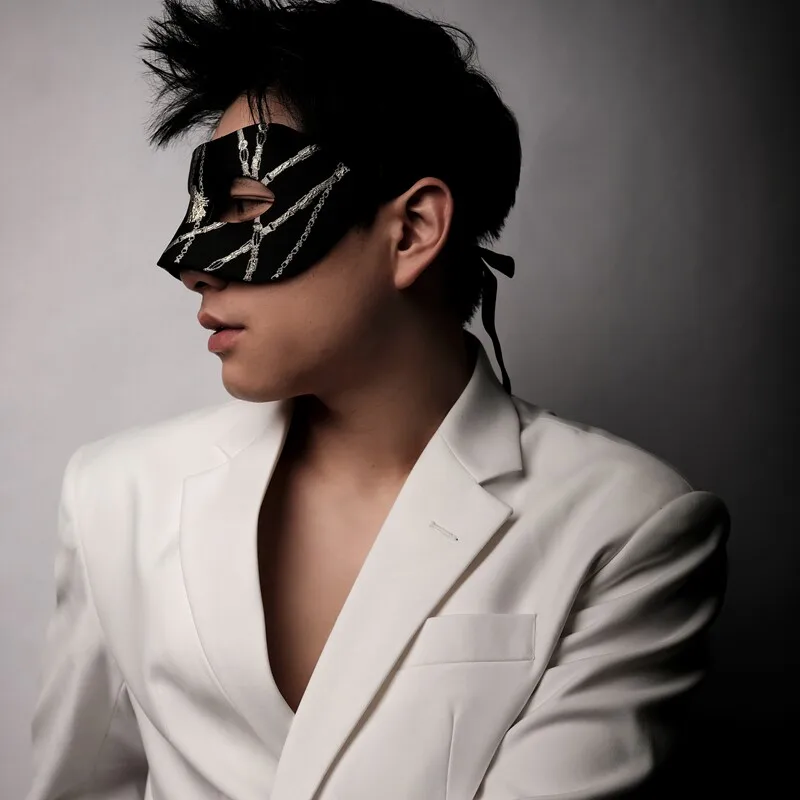 

Темная готическая маска, идеально подходящая для косплея на Хэллоуин, сценических выступлений, костюмированных вечеринок, тематических мероприятий и маскарадов.