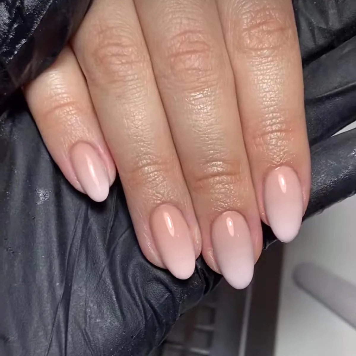 24 pçs curto oval gradiente cor nude imprensa em unhas com luz das estrelas e lua design simples arte do prego falso wearable unhas falsas