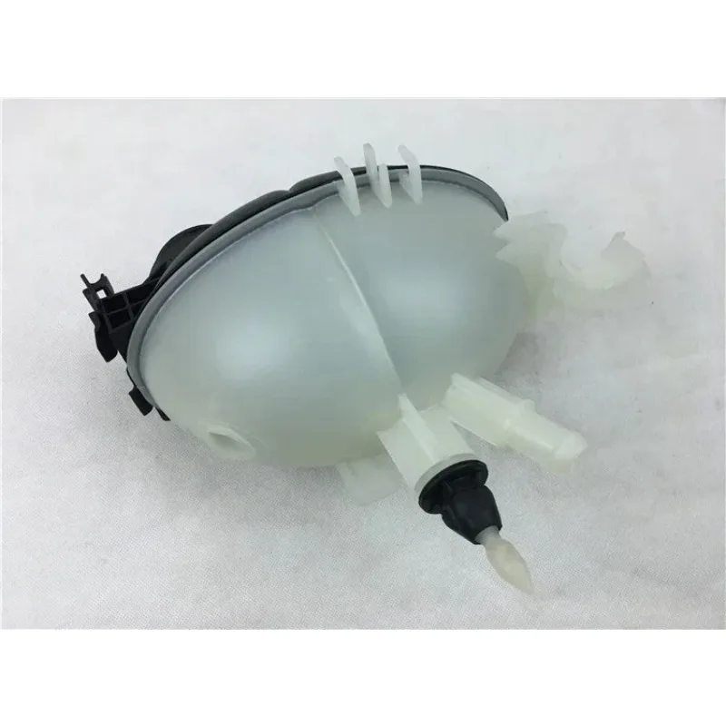 

China Brand New Genuine Figzero Car Auxiliary Water Tank for Mercedes Benz E C Class W204 W212 C180 C200 C280 E260 E300