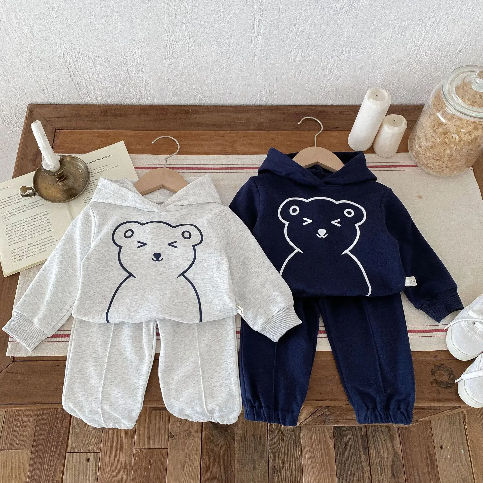 Set per bambini primavera autunno pantaloni a maniche lunghe per bambini Set di due pezzi per ragazzi e ragazze felpa con cappuccio pantaloni sportivi Set sportivo