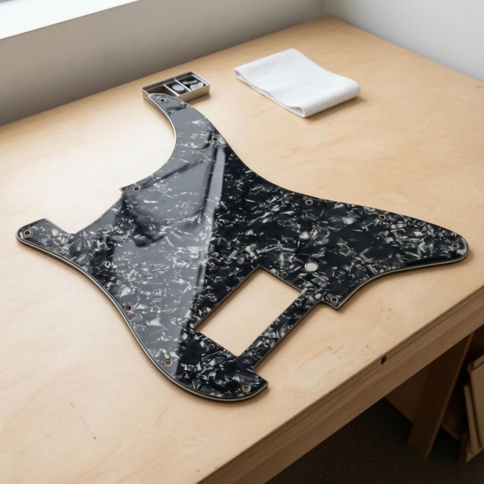 Electric Guitar Pickguard Black Pearloid Guitar Pickguard Scratchplate Modern Style Hardware Noise Shielding for Guitarists