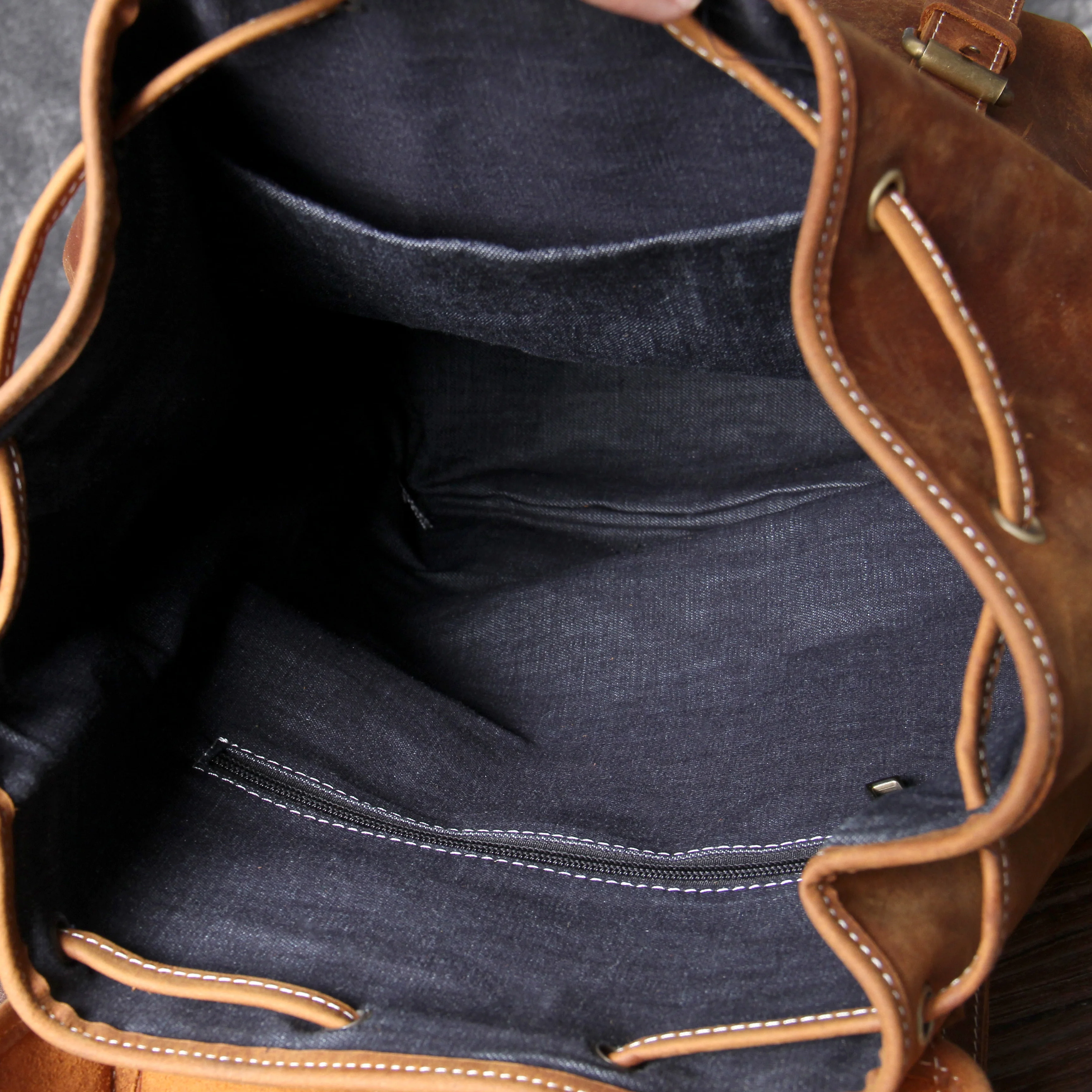 S.WORKER Vintage Echtleder-Rucksack für Herren, Reise-Vintage-Crazy-Horse-Schultasche, Große Laptop-Schultertasche aus Rindsleder für Männer – Detail 19