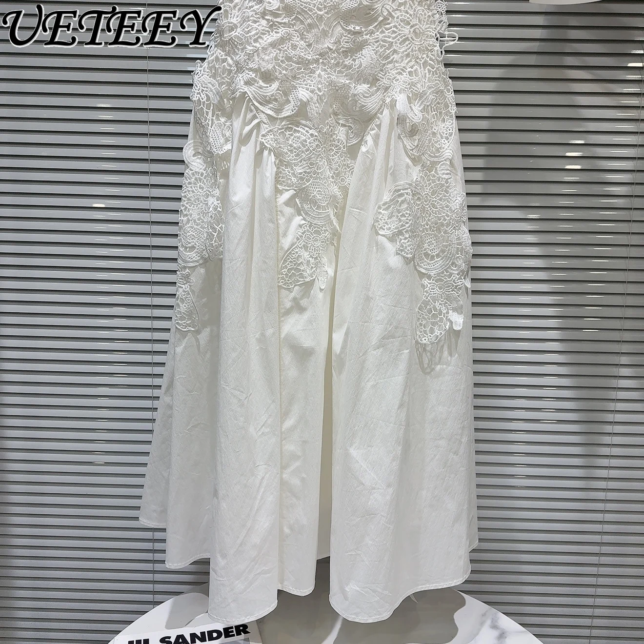 2025 Estate nuova celebrità francese a vita alta con scollo a V senza maniche abito da festa lungo bianco gancio in pizzo splicing maxi abiti gilet