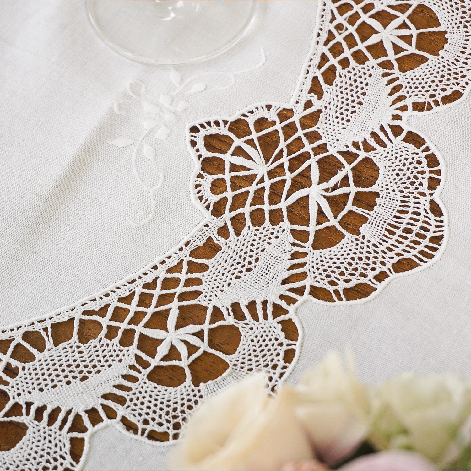 Vintage Baumwoll-Leinen Tischdecke mit Handgemachter Häkelspitze Elegante Bestickte Cutwork-Tischdecke Dekoration für Esszimmer Hochzeit – Detail 5