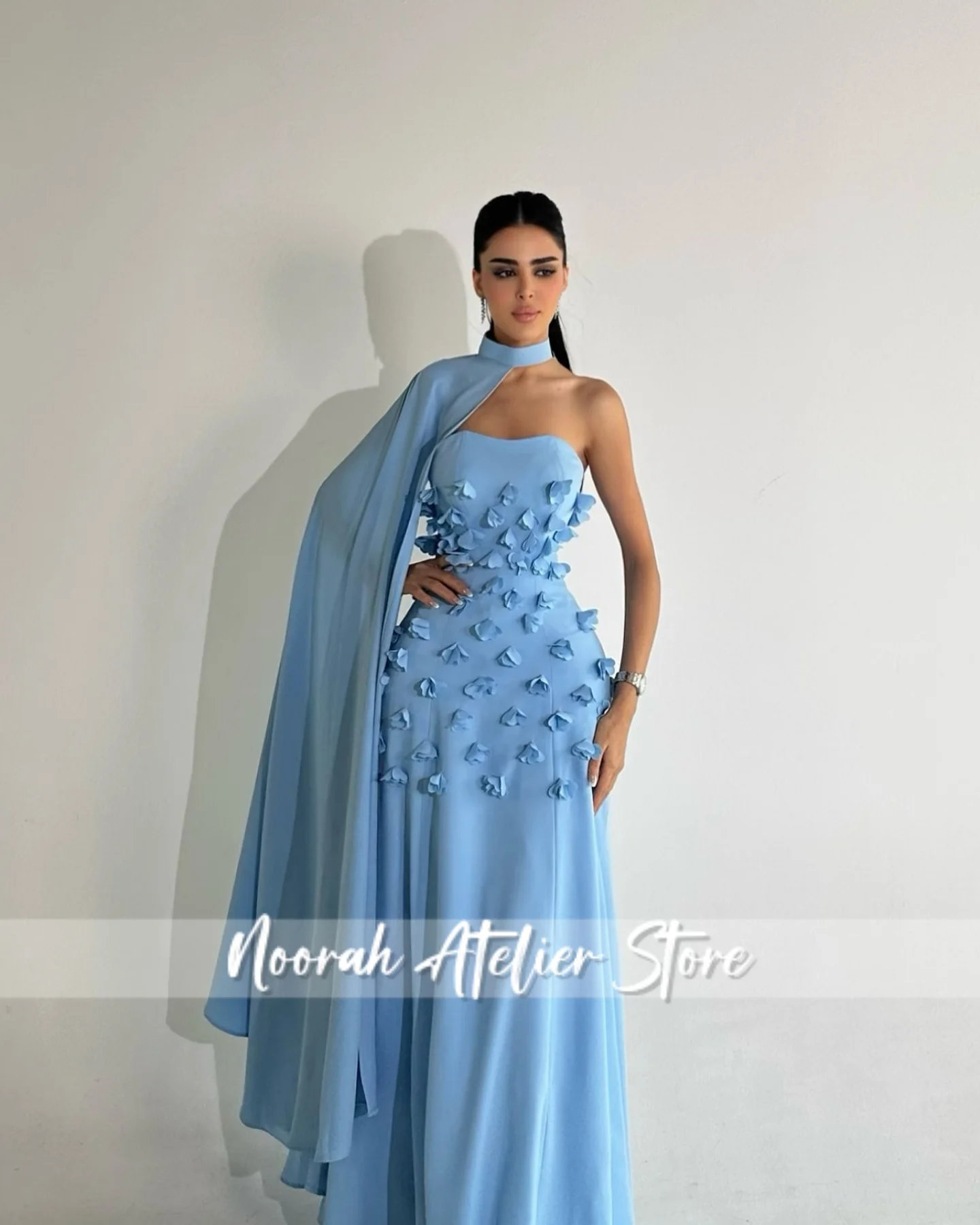 Elegante vestido de noche de lujo azul sin tirantes con flores 3D de Arabia Saudita, capa con cuello, vestido de novia 2025, vestido de fiesta personalizado