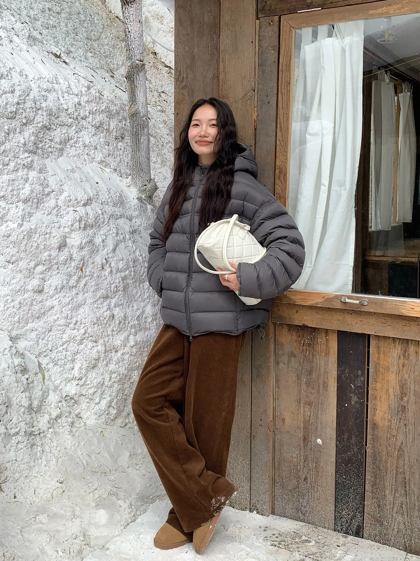 Weiße Entendaunen-Daunenjacke für Damen, gelbe Schweinefleisch-Rippen-Daunenjacke, 2022, Winter, neuer Stil, gut aussehende, leichte, warme, kurze Jacke mit Kapuze für