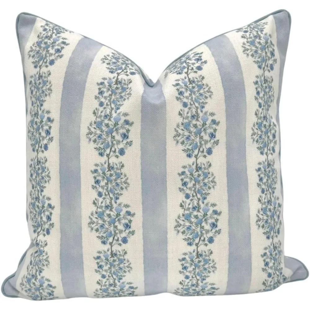 

Наволочка с цветочным принтом Juliet — мягкая синяя и белая наволочка для домашнего декора в стиле Grandmillennial